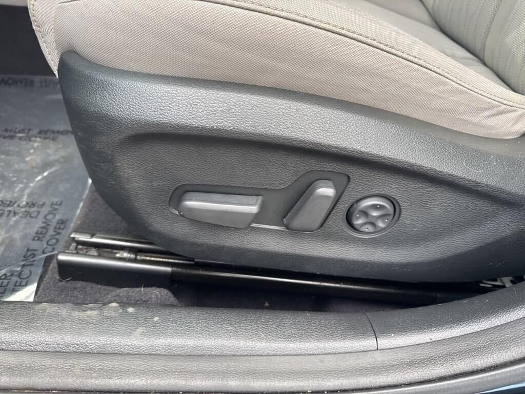 Used 2016 Black Hyundai Base image 17