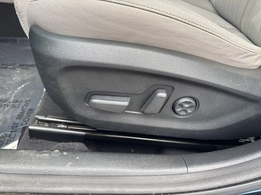 Used 2016 Black Hyundai Base image 17