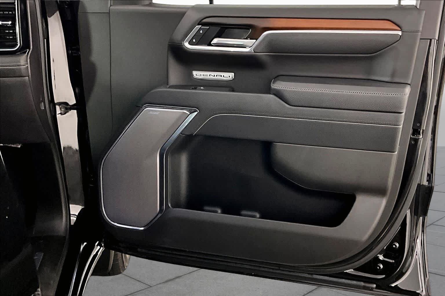 Used 2025 Onyx Black GMC Denali image 22