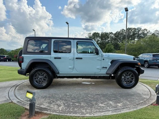 New 2026 Earl Clearcoat Jeep Sport S image 7
