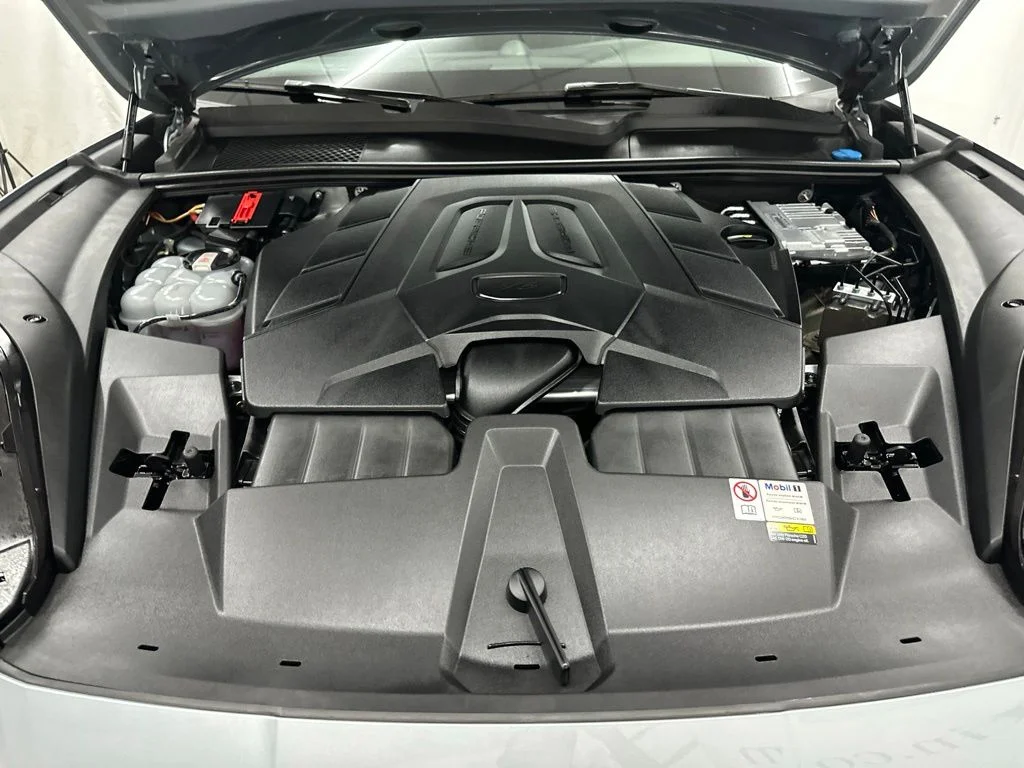 Used 2024  Porsche Base image 12