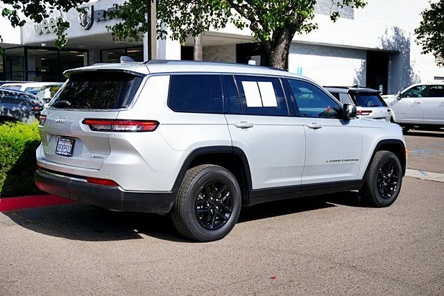 Used 2023 Silver Jeep Laredo image 8