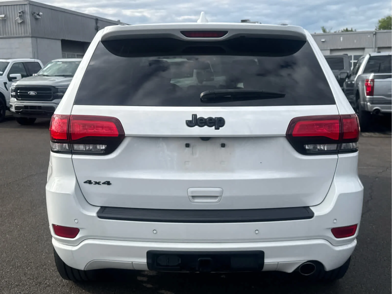 Used 2019 Bright White Clearcoat Jeep Altitude image 4