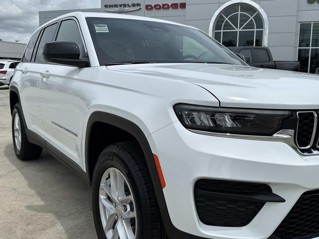 New 2026 Bright White Clear-Coat Exterior Paint Jeep Laredo X image 18