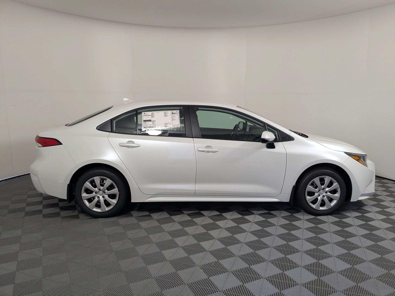 New 2027 Wind Chill Pearl <sup>1</sup> Toyota  LE image 4