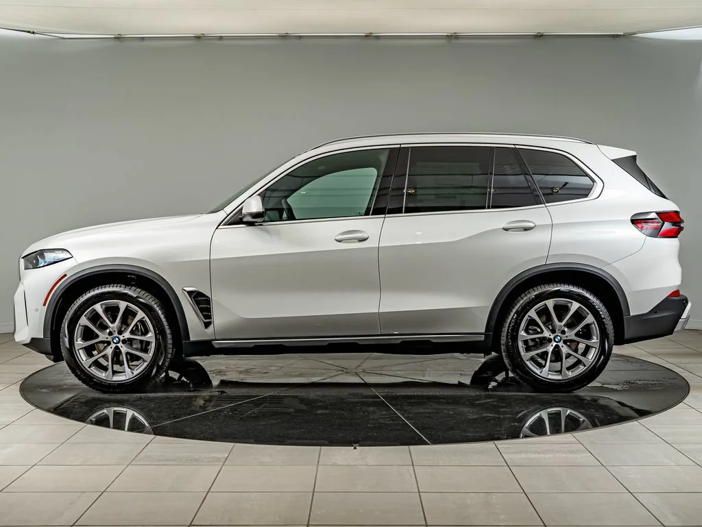 New 2026 Mineral White Metallic BMW xDrive40i image 8
