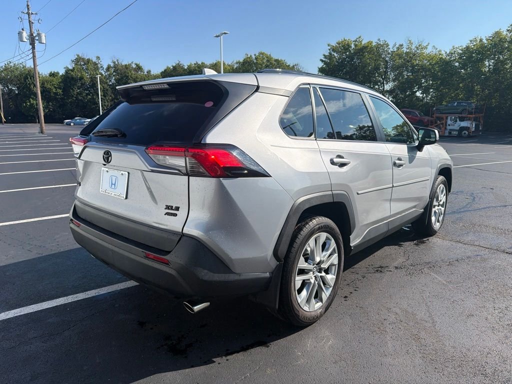 Used 2019 Silver Sky Metallic Toyota XLE Premium image 5