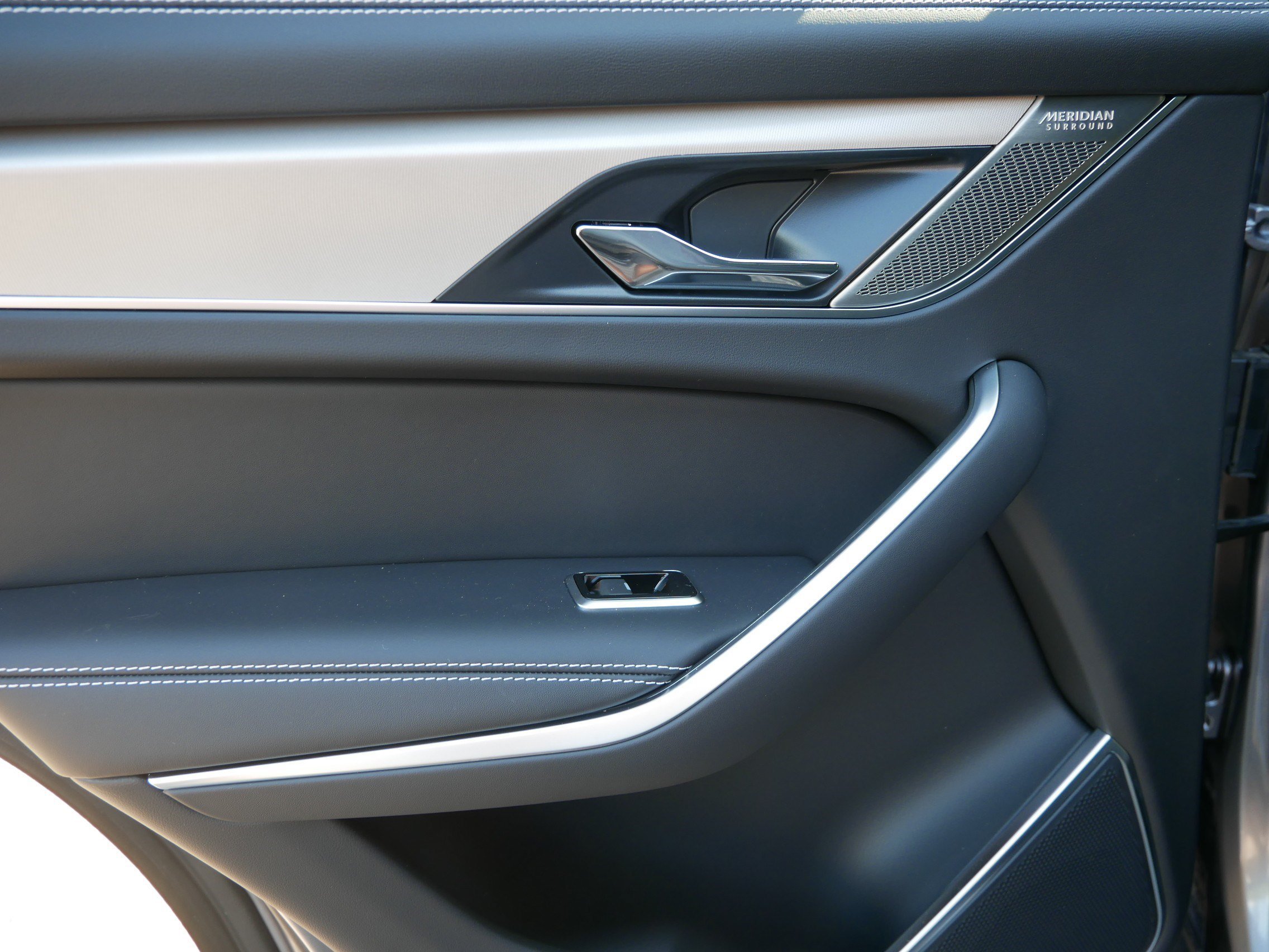 New 2026 Eiger Grey Jaguar R-Dynamic S image 7