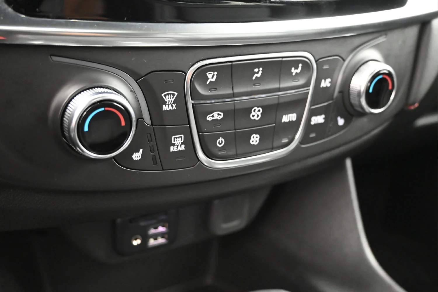 Used 2023 SUMMIT WHITE Chevrolet RS image 22