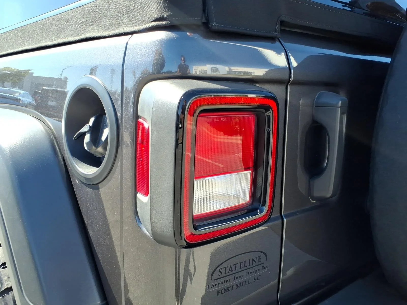 Used 2020 Granite Crystal Metallic Clearcoat Jeep Sport S image 18