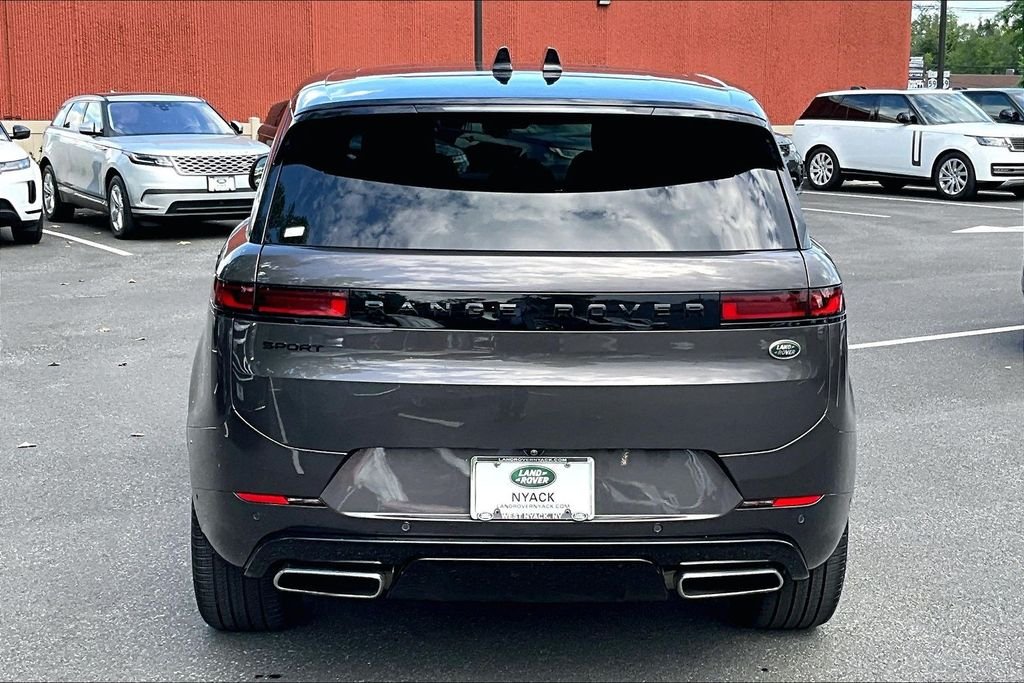 Used 2023  Land Rover SE Dynamic image 4