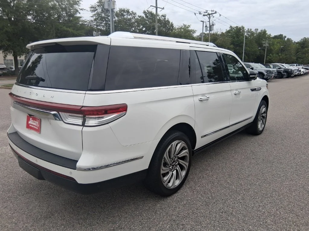 Used 2022 White Lincoln Reserve image 5