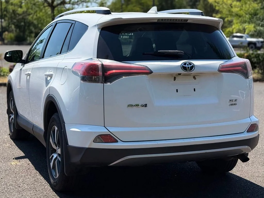 Used 2016 White Toyota XLE image 3