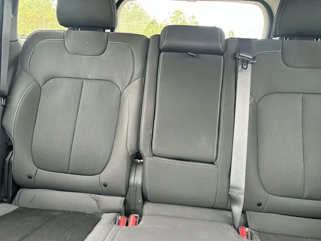 Used 2025 White/off-white Jeep Laredo X image 27