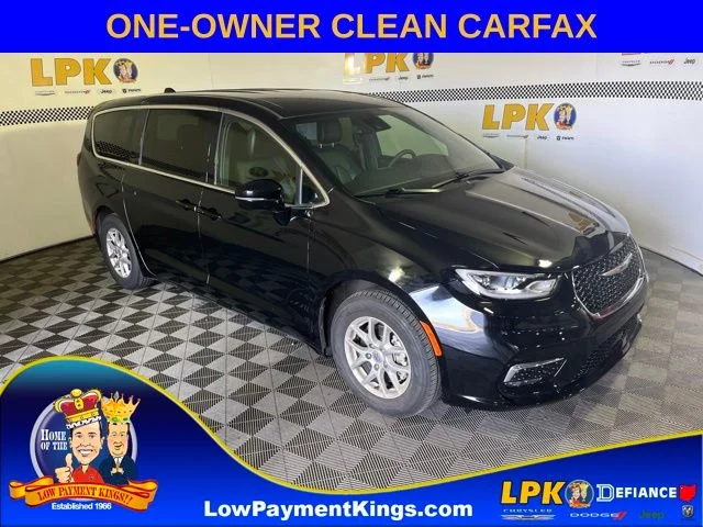 Used 2025 Diamond Black Chrysler Select image 1