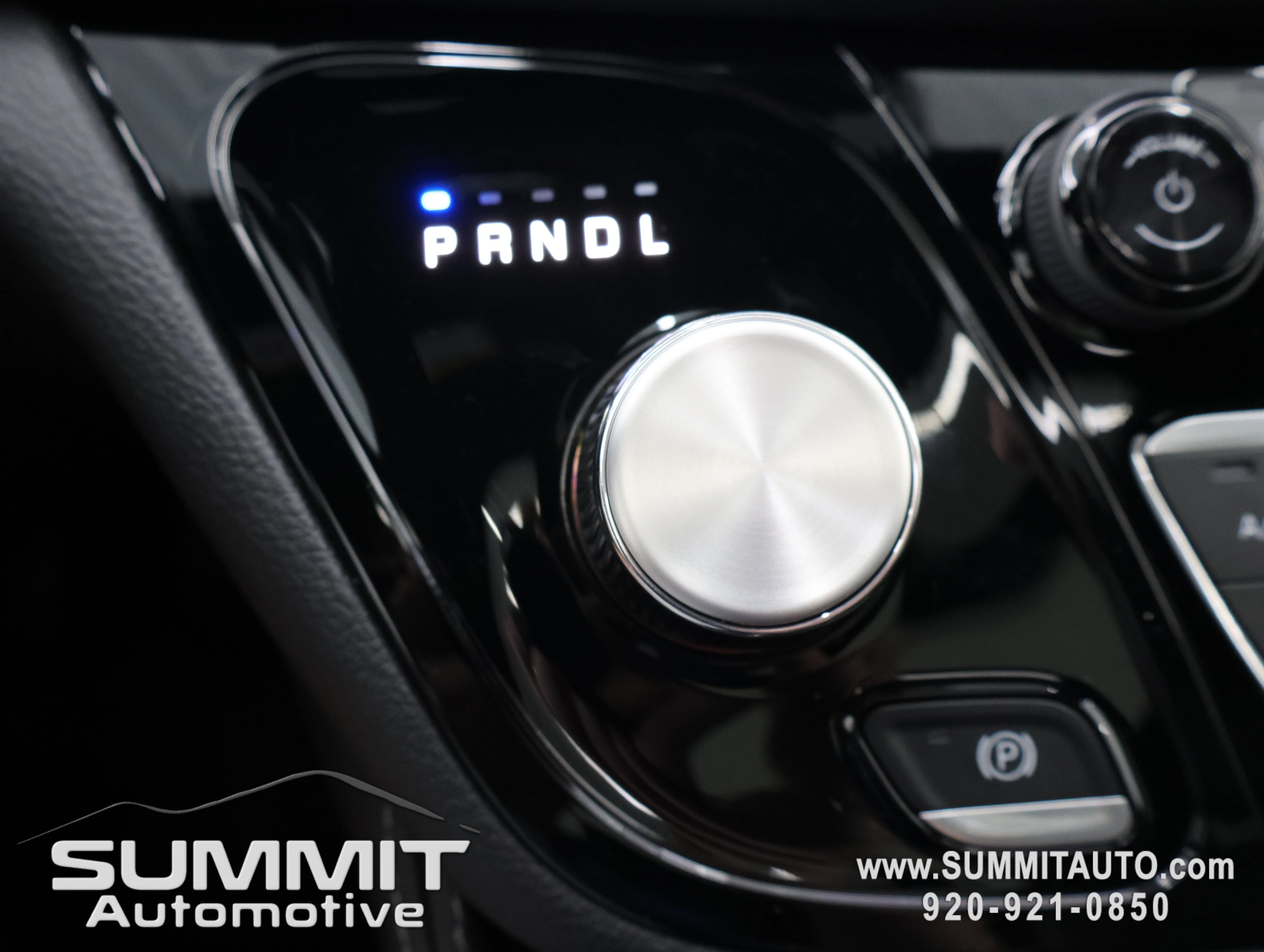 New 2027 Diamond Black Crystal Pearl-Coat Exterior Paint Chrysler Limited image 61