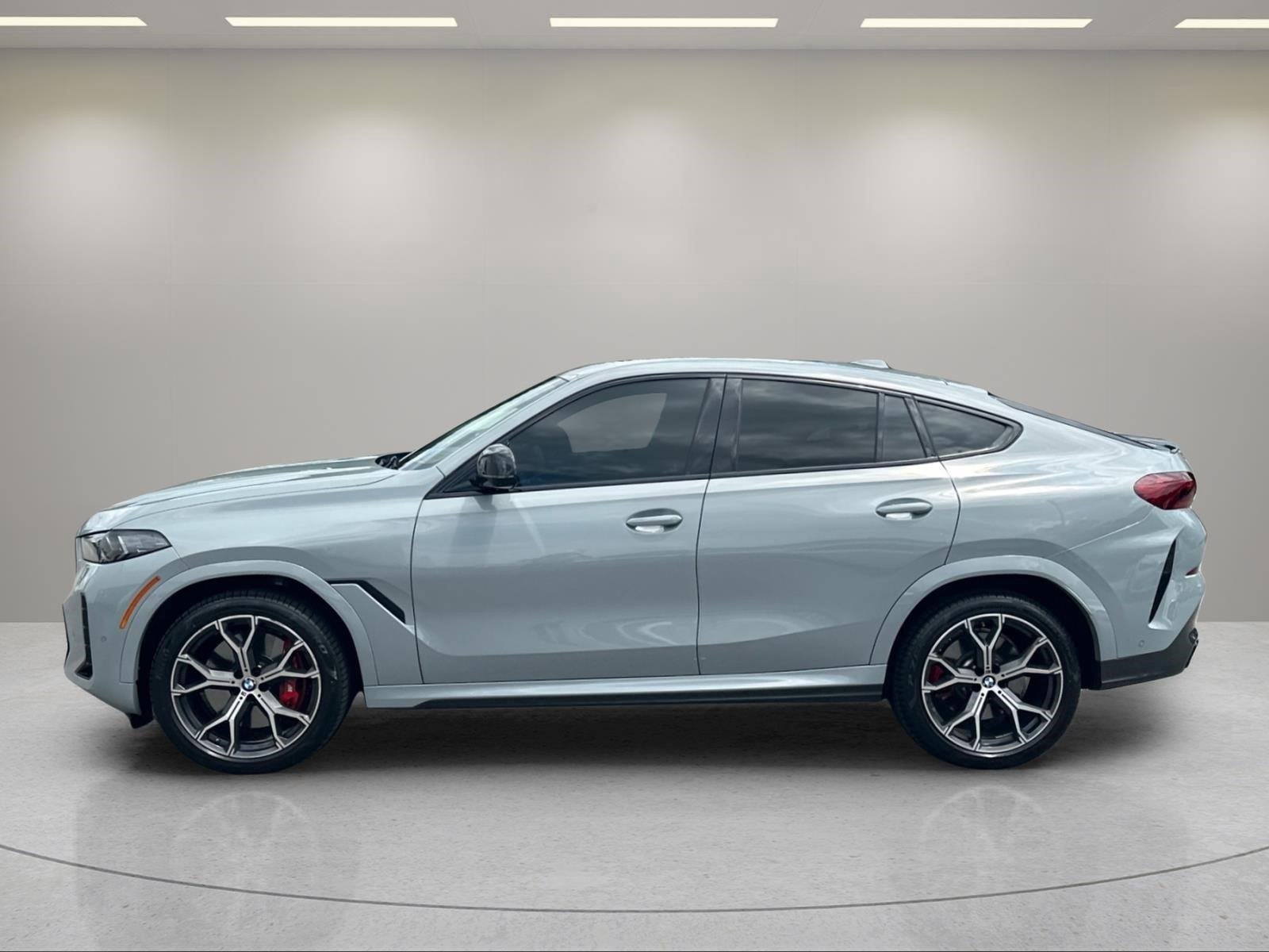 Used 2025  BMW M60i image 2