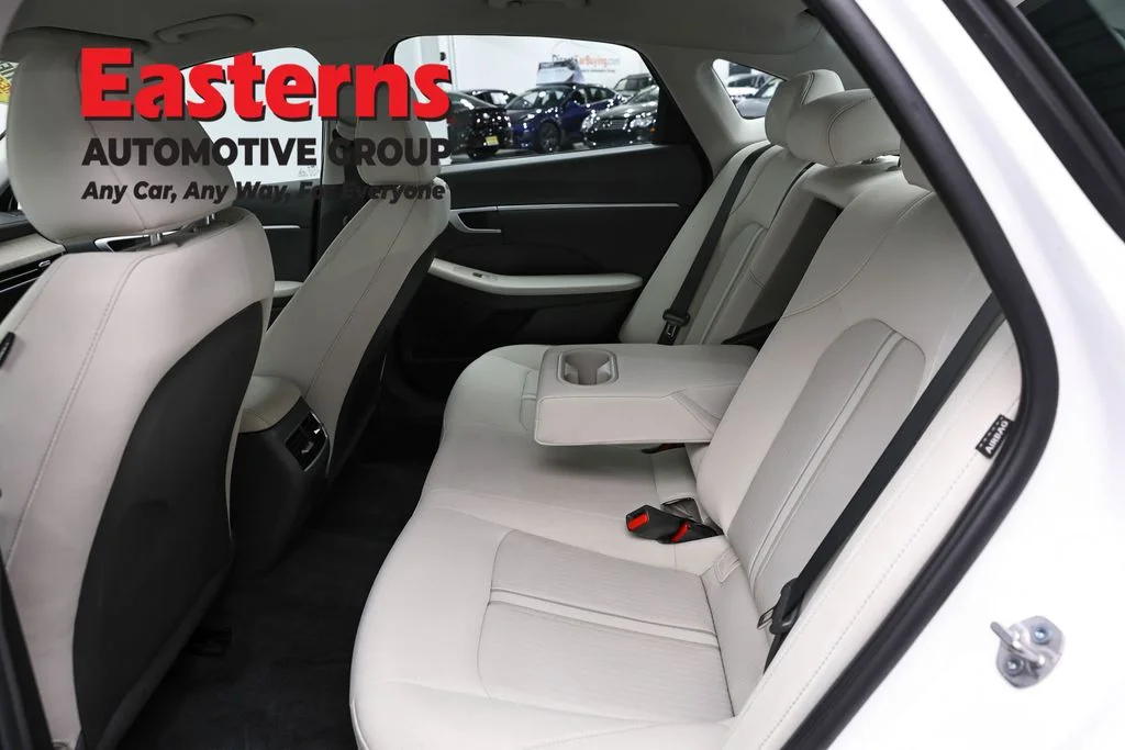 Used 2025 White Hyundai SEL image 21