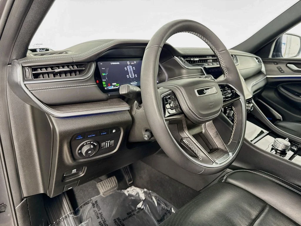 Used 2022 Gray Jeep Overland 4xe image 9