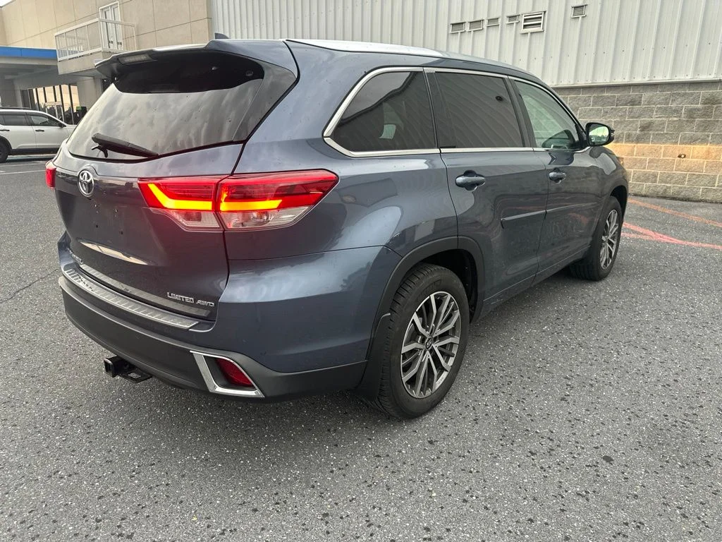 Used 2018 Shoreline Mist Toyota Limited Platinum image 3