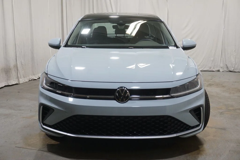 Certified Used 2025 Gray Volkswagen 1.5T SE image 5