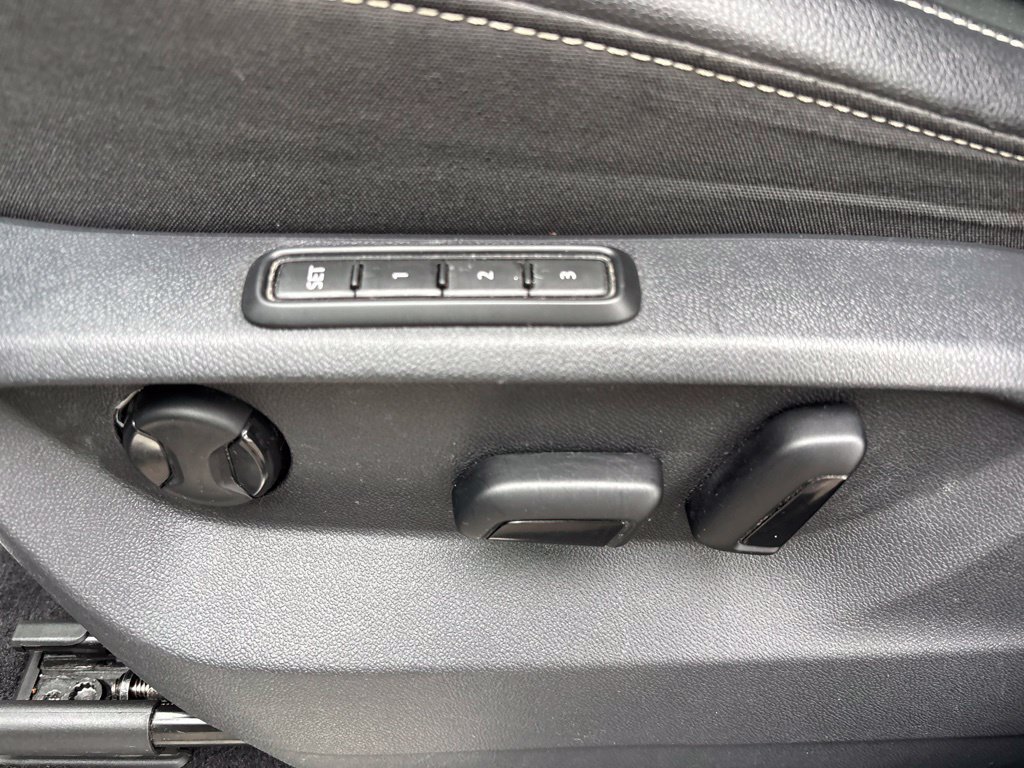 Used 2023  Volkswagen SEL image 18