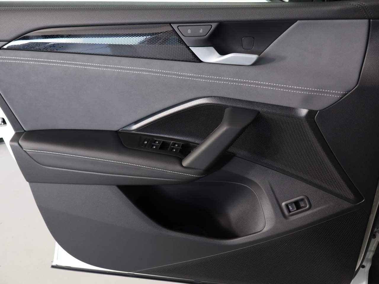 New 2026 0P2T Volkswagen SE R-Line Black 4Motion image 15
