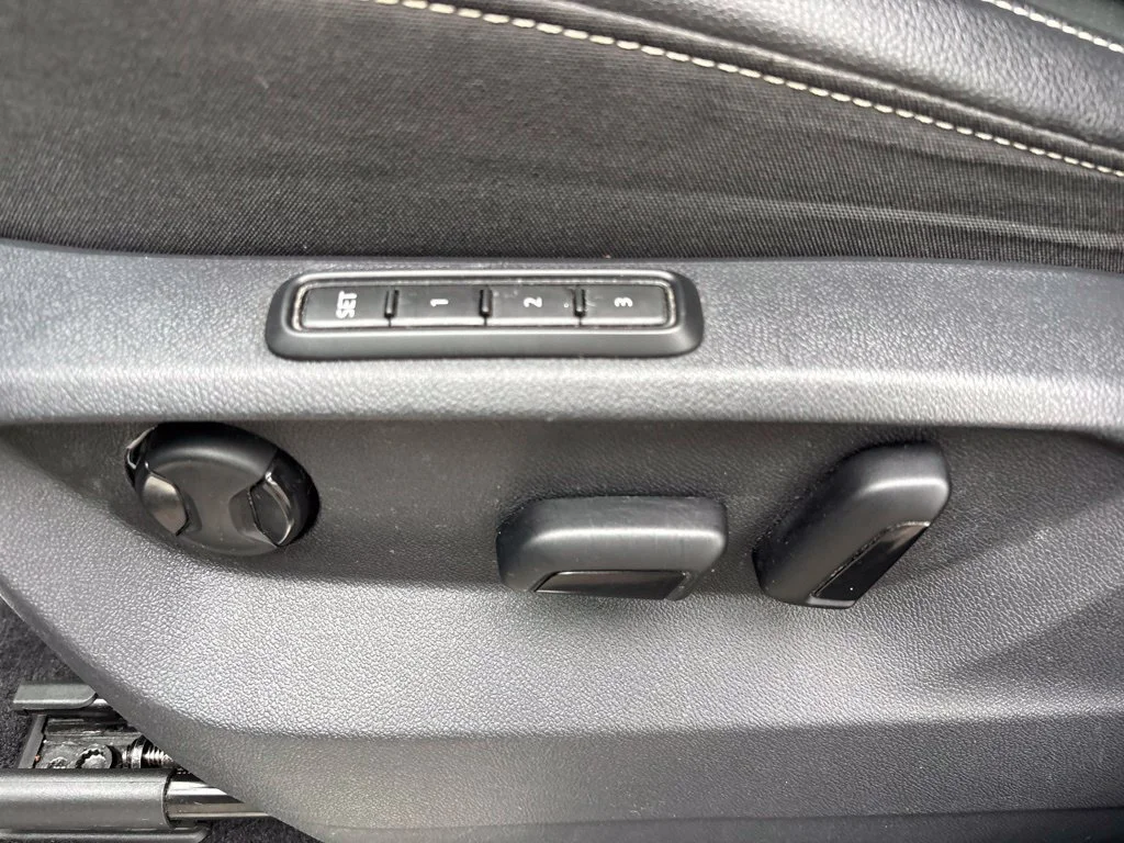 Used 2023  Volkswagen SEL image 18