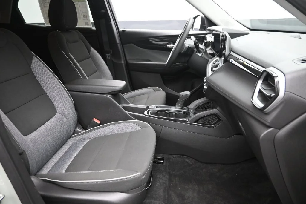 Used 2025 Green Chevrolet LS image 9