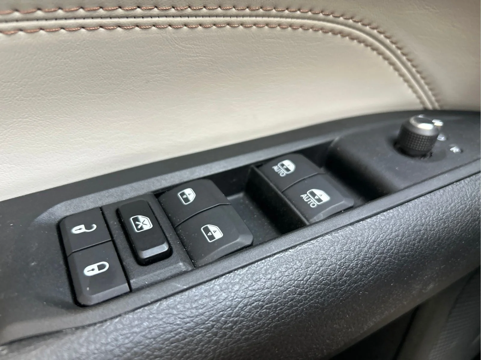 Used 2022 Crystal Metallic Jeep Limited image 24