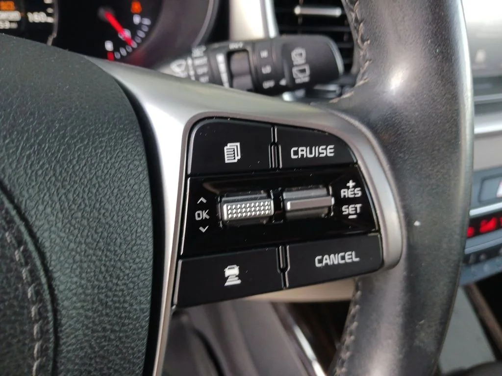 Used 2019 White Kia EX image 33