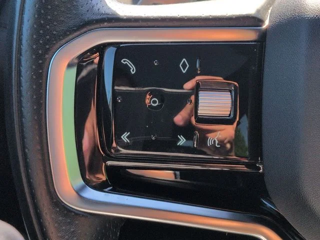 Used 2021  Land Rover R-Dynamic SE image 15