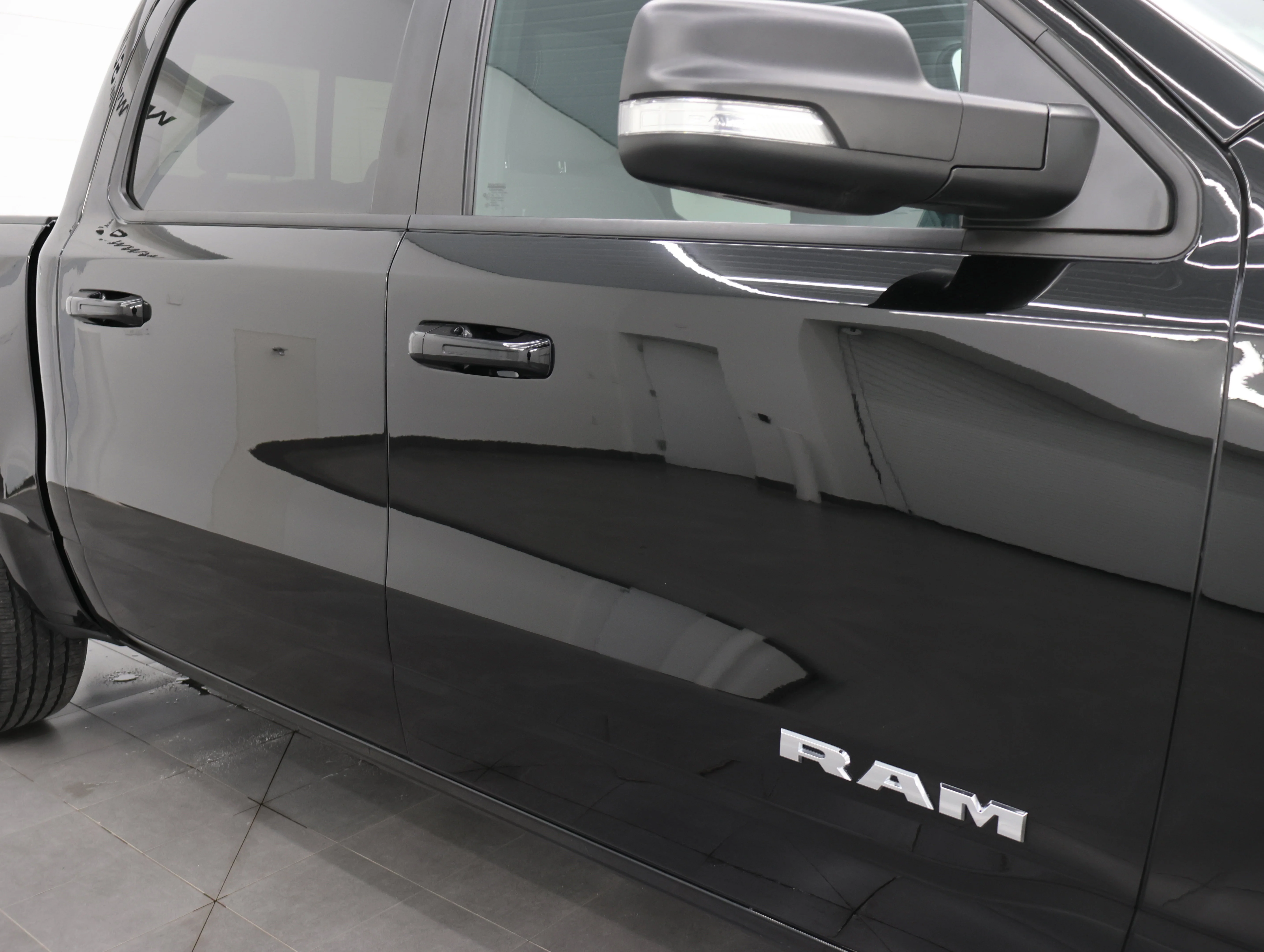 Used 2022 Diamond Black Crystal Pearlcoat Ram Big Horn/Lone Star image 23