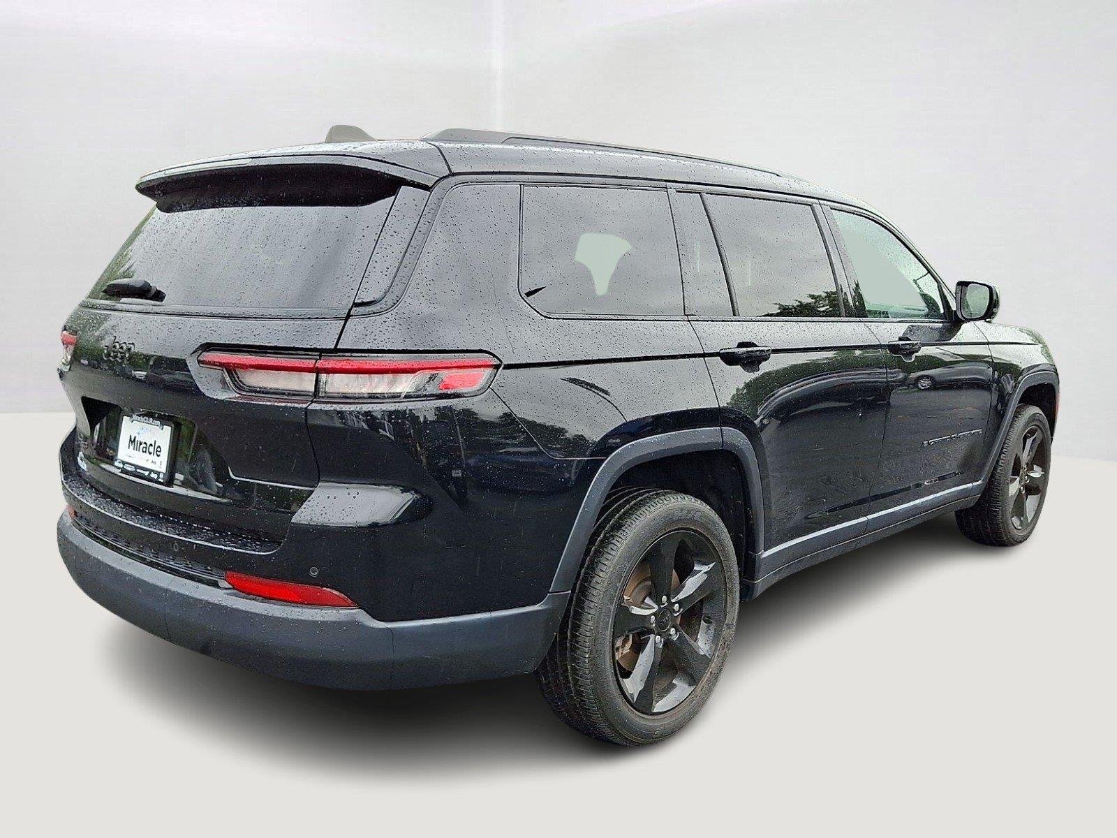 Used 2023 Diamond Black Crystal Pearlcoat Jeep Altitude X image 6
