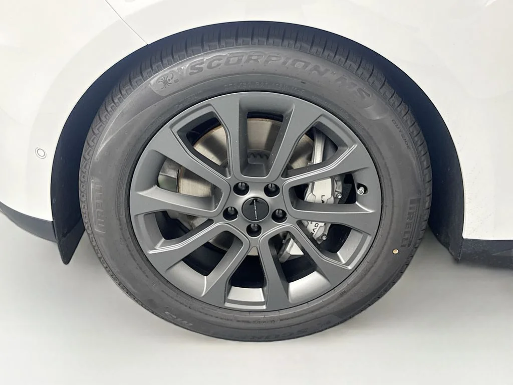 New 2026 Fuji White Land Rover SE image 31