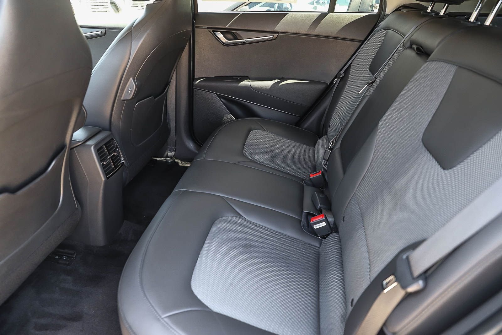 Used 2023 Blue Kia Wind image 18