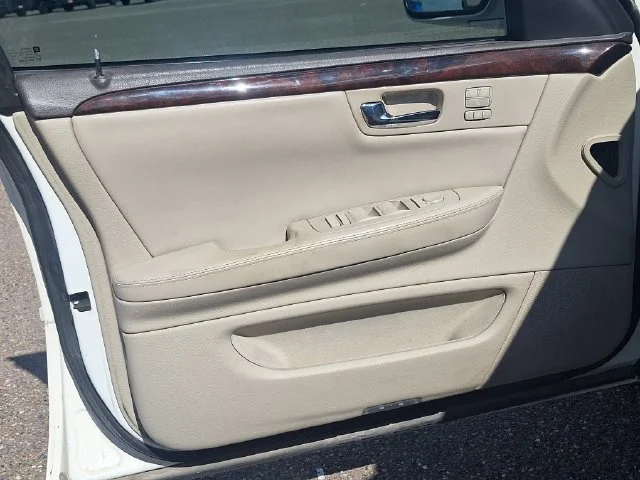 Used 2009 White Cadillac Base image 10