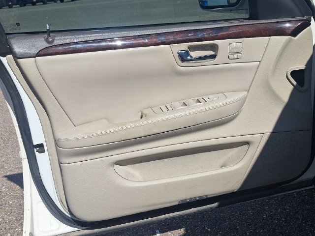 Used 2009 White Cadillac Base image 10