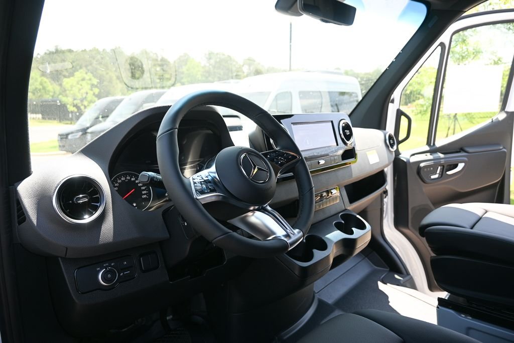 New 2026 Arctic White Mercedes-Benz Cargo 170 WB image 5