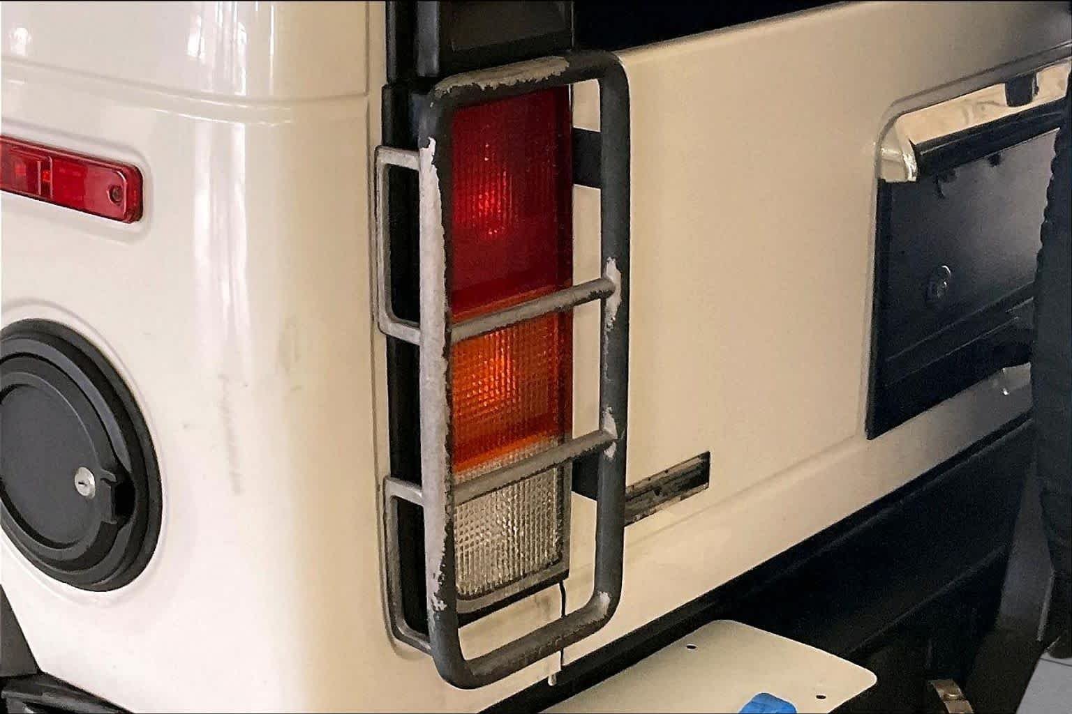 Used 2003 White HUMMER  image 24