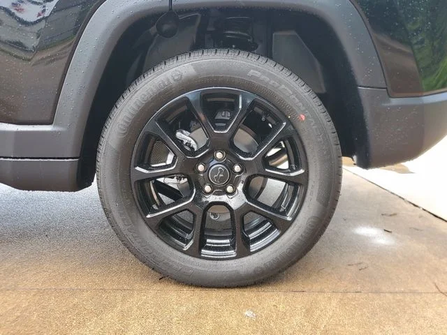New 2026 Diamond Black Crystal Pearl-Coat Exterior Paint Jeep Latitude image 7