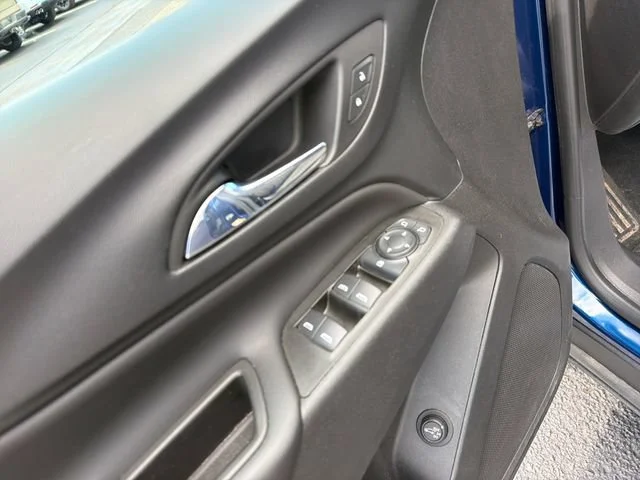 Used 2022 BLUE GLOW METALLIC Chevrolet LT image 17