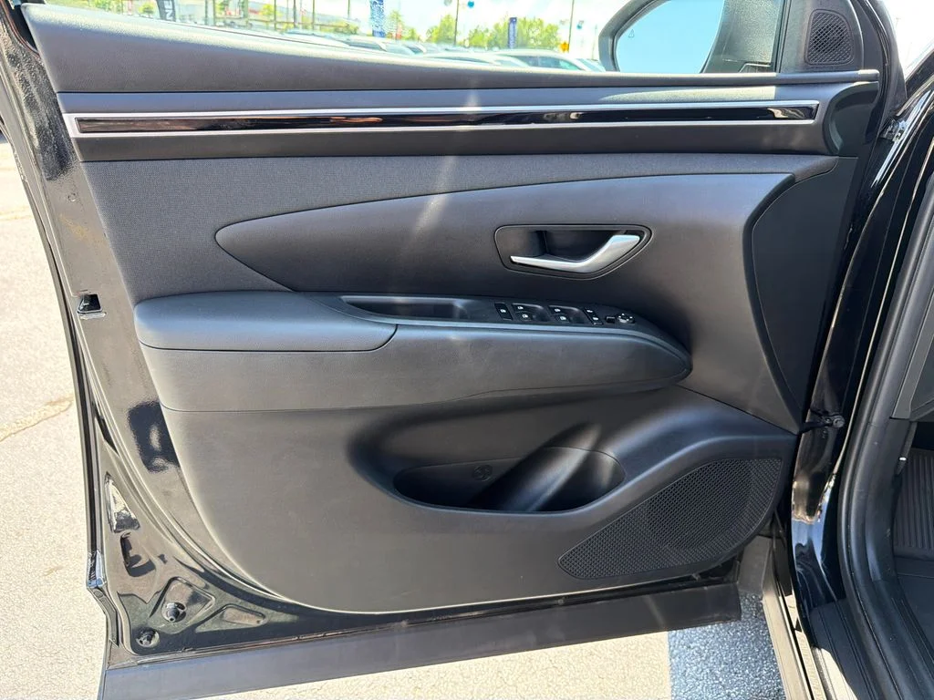 Used 2023 Black Hyundai SEL image 10