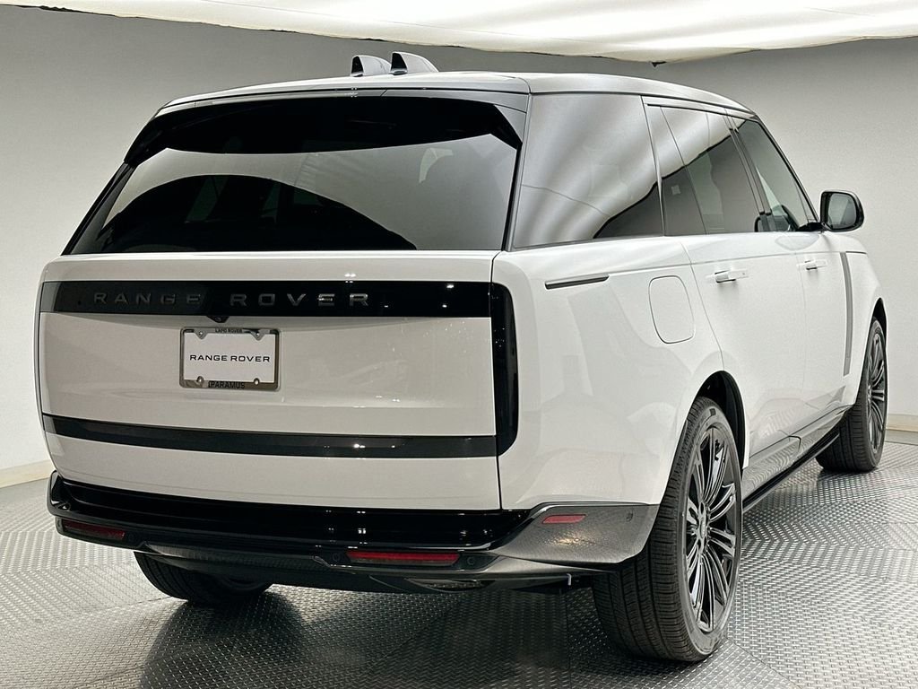 New 2027 Fuji White Land Rover SE image 3