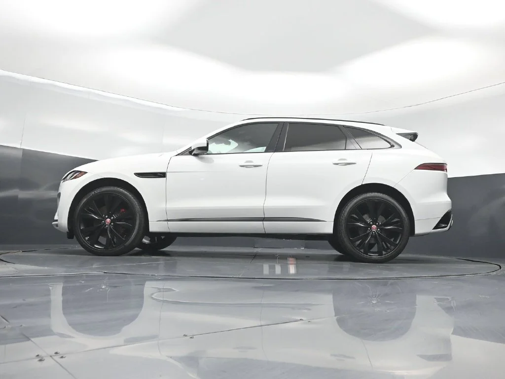 Used 2023  Jaguar P400 R-Dynamic S image 6
