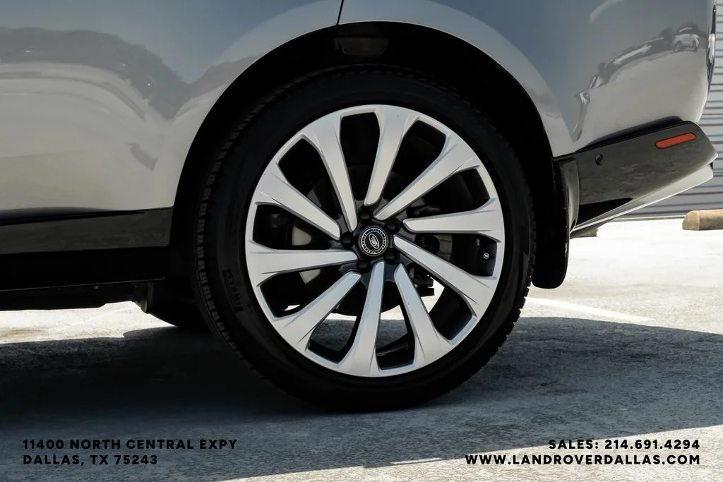 Used 2023 Grey Land Rover SE image 60