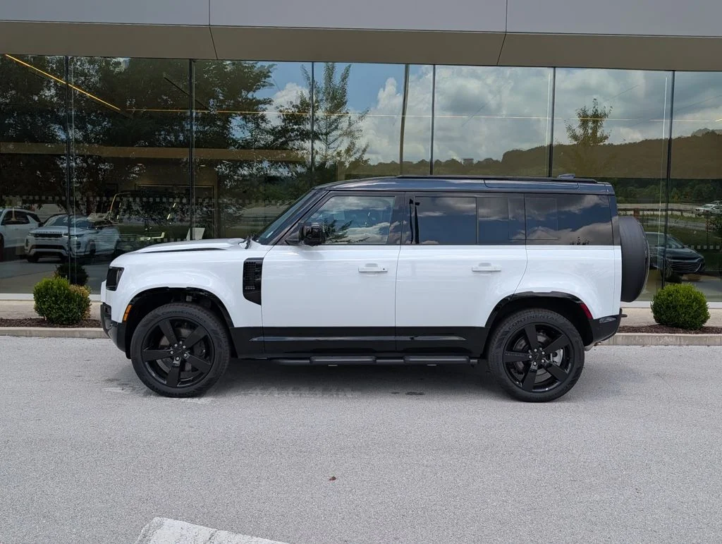 New 2026 Fuji White Land Rover X-Dynamic SE image 2