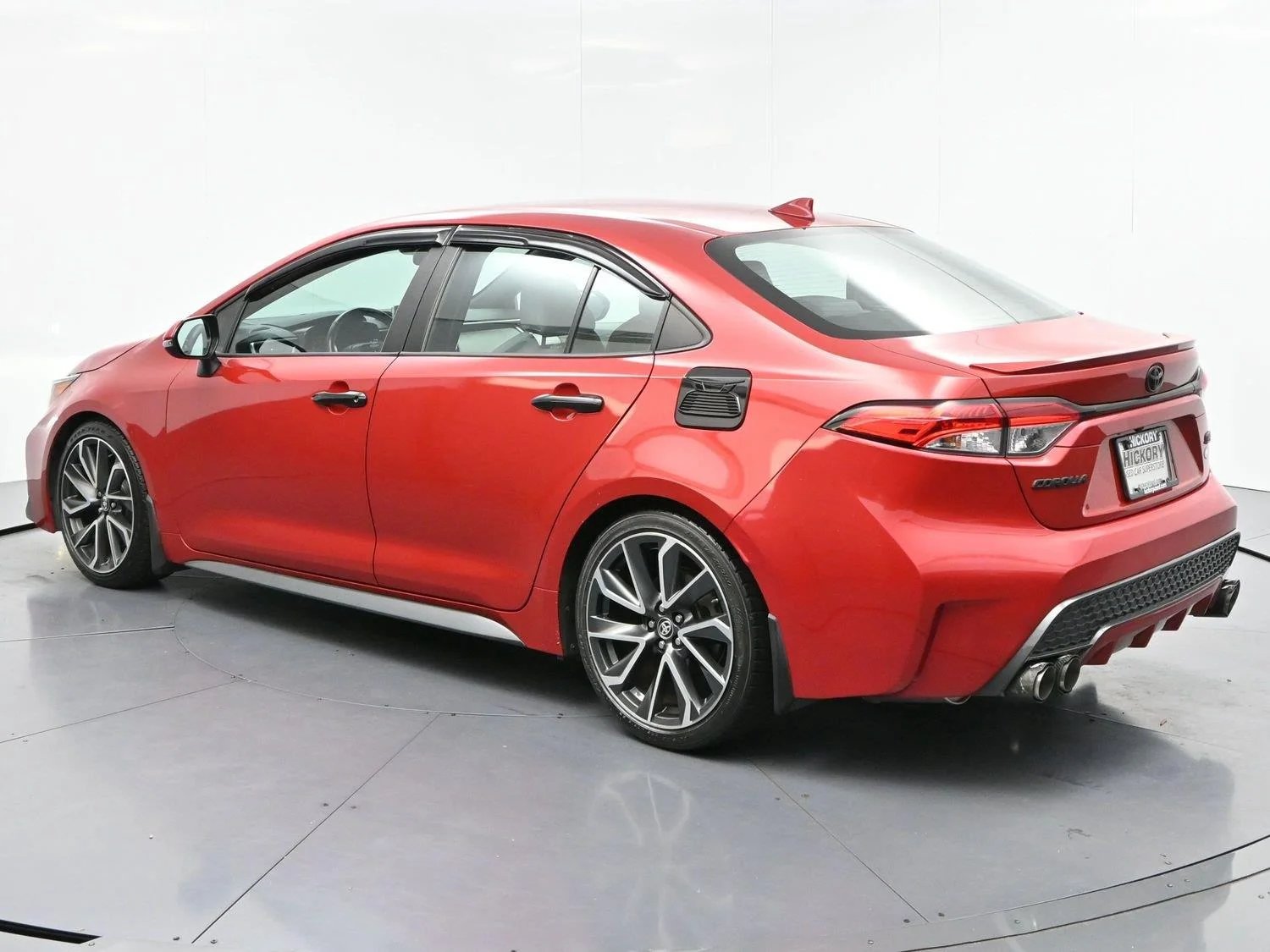Used 2020 Barcelona Red Metallic Toyota SE image 5