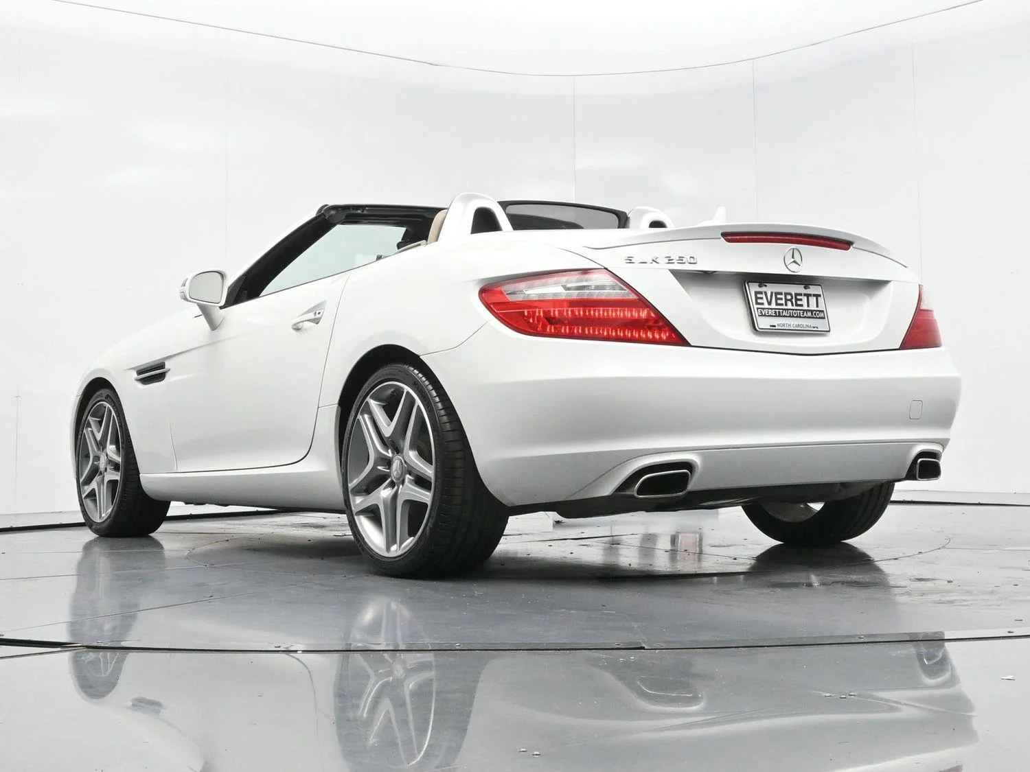 Used 2015 White Mercedes-Benz SLK 250 image 43
