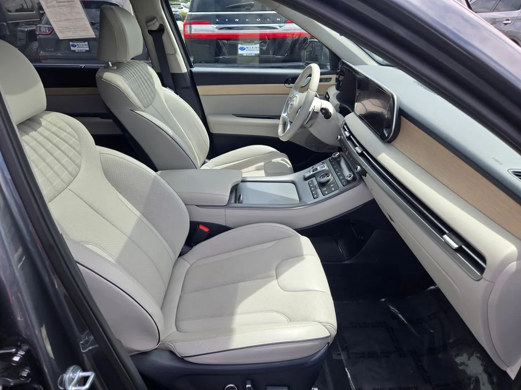 Used 2023 Graphite Hyundai Limited image 6
